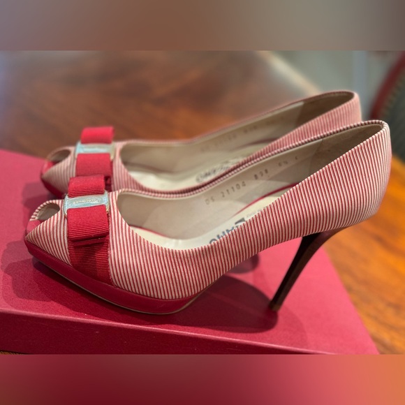 Authentic Salvatore Ferragamo Vara pumps sz 6.5 like new - Picture 3 of 8